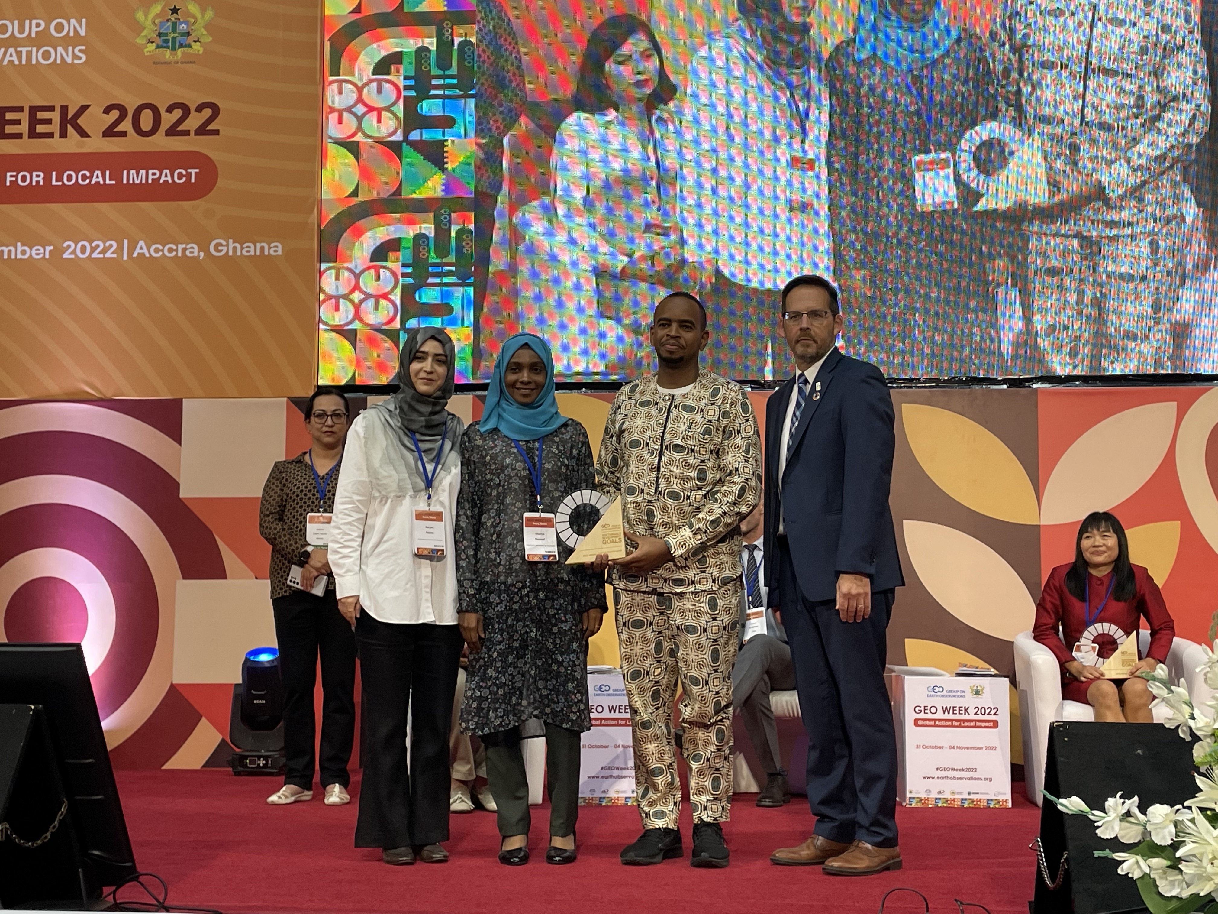 DE Africa's Dr Kenneth Mubea accepting the award on stage with Khairiya Masoud from The State University of Zanzibar